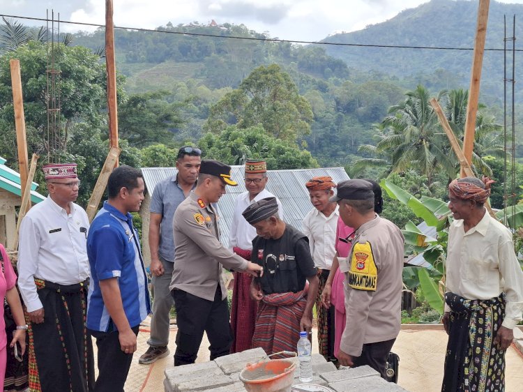 Kapolres Manggarai Salurkan Bantuan Kapolda NTT kepada Dua Warga Kurang Mampu di manggarai.