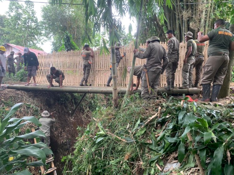 Brimob Kompi 2 Batalyon B Pelopor , Manggarai  Polda NTT, Bangun Jembatan Darurat Secara Swadaya untuk Warga Kelurahan Watu