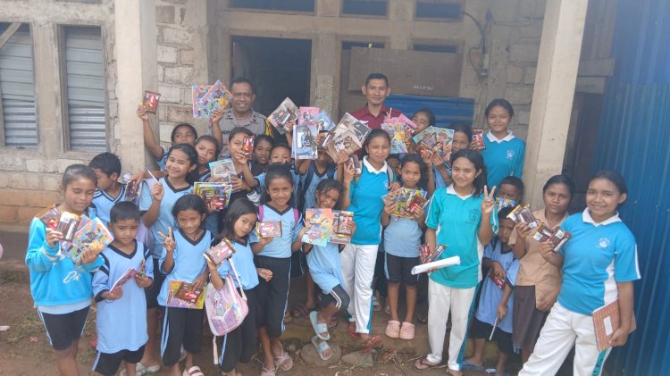 POLRES MANGGARAI BERBAGI KEPEDULIAN, BAGIKAN ALAT TULIS DAN SNACK UNTUK ANAK-ANAK DI KAMPUNG LENTENG