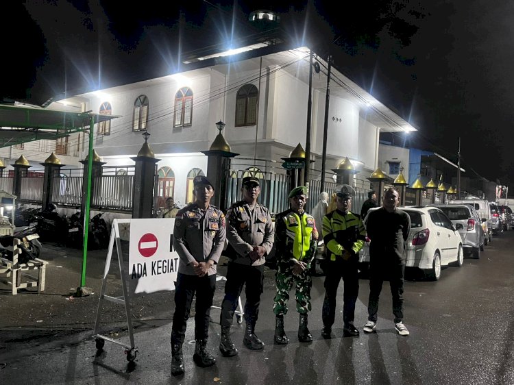 Personel Polres Manggarai Amankan Sholat Tarawih di Dua Masjid di Kota Ruteng