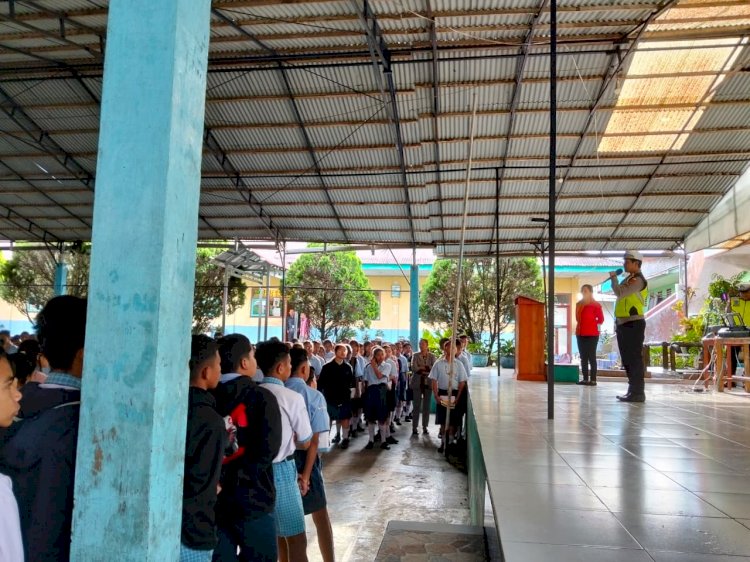 Police Goes To School, Sat Lantas Polres Manggarai Edukasi Pelajar SMPK Immaculata Ruteng