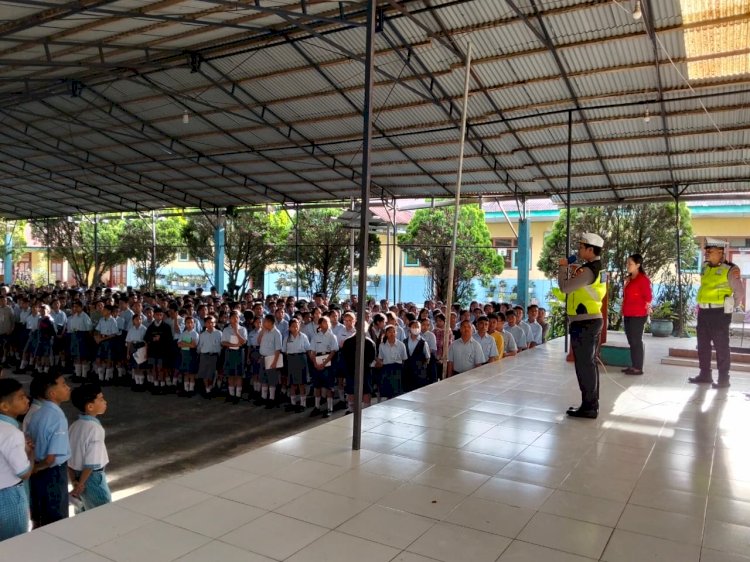 Police Goes To School, Sat Lantas Polres Manggarai Edukasi Pelajar SMPK Immaculata Ruteng