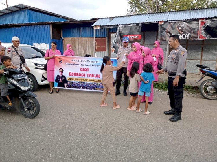 NTT Penuh Kasih, Satpolairud Polres Manggarai  Polda NTT, Bagikan 150 Paket Takjil di Reo