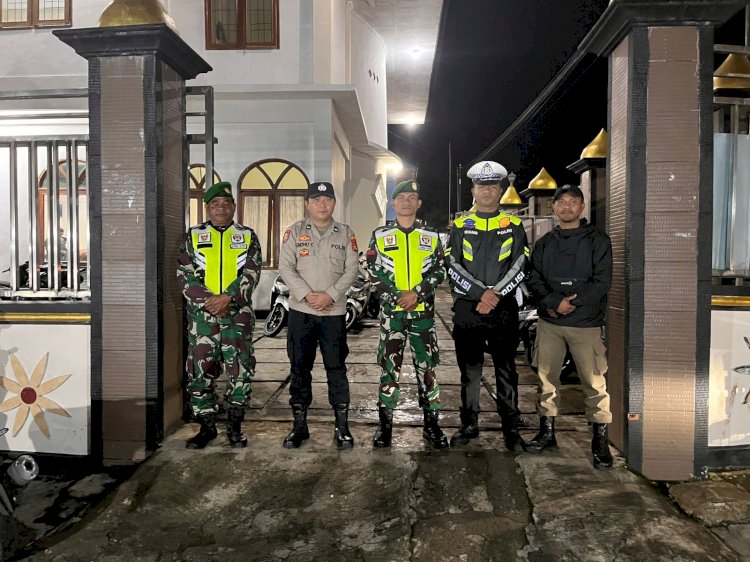 Personel Polres Manggarai Laksanakan Pengamanan Sholat Tarawih di Masjid Jihadul Ukhro Ruteng