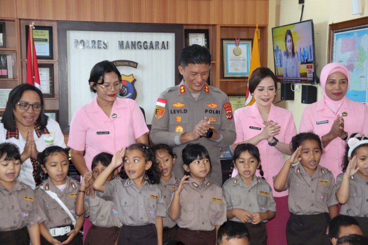 Kapolres Manggarai didampingi Ketua  Yayasan  Kemala  Bhayangkari  Sambut Hangat Kunjungan TK Kemala Bhayangkari  Ruteng.