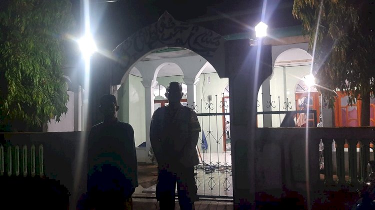 BHABINKAMTIBMAS POLSEK REO LAKSANAKAN PENGAMANAN SHOLAT TARAWIH DI MESJID NURUL ANWAR REO
