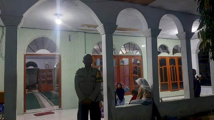BHABINKAMTIBMAS POLSEK REO LAKSANAKAN PENGAMANAN SHOLAT TARAWIH DI MESJID NURUL ANWAR REO