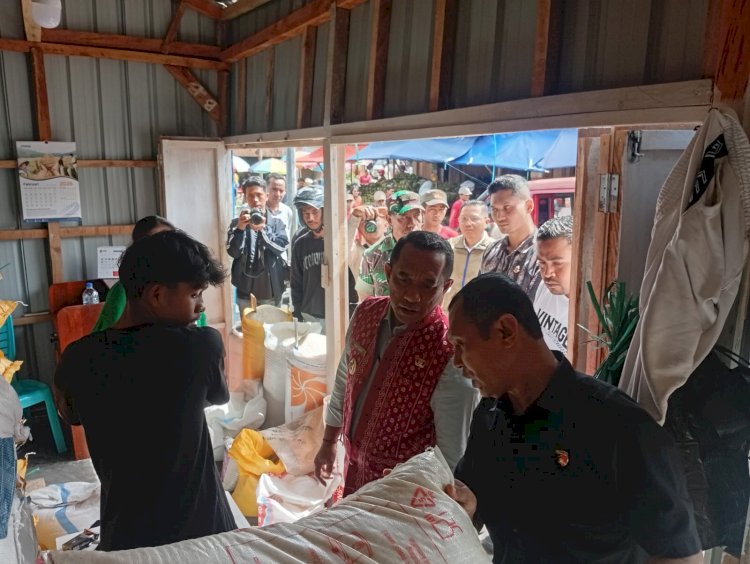 SATGAS SAPU BERSIH PELANGGARAN HARGA DAN MUTU PANGAN KABUPATEN MANGGARAI LAKUKAN PEMANTAUAN HARGA BERAS DI PASAR INPRES RUTENG
