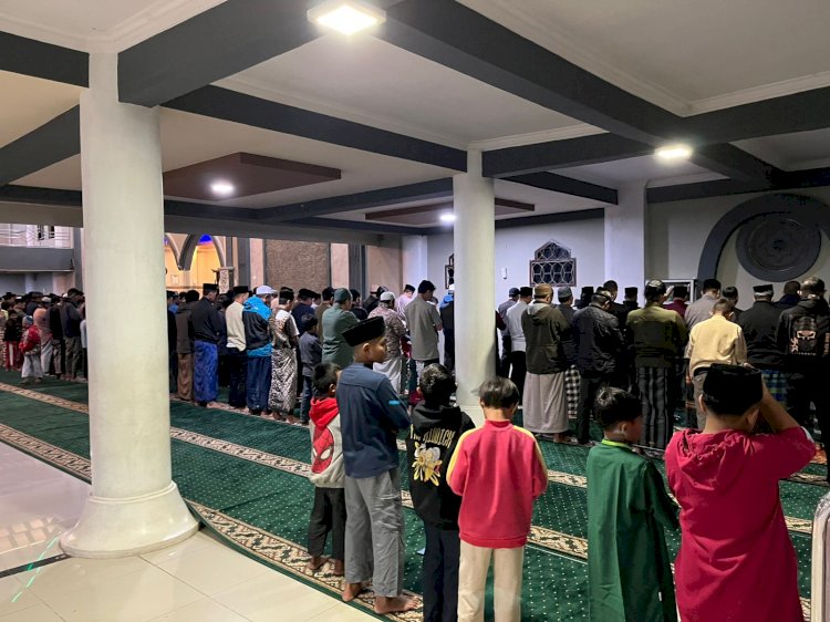 Personel Polres Manggarai Amankan Sholat Tarawih di Masjid Agung Baiturahman Kumba