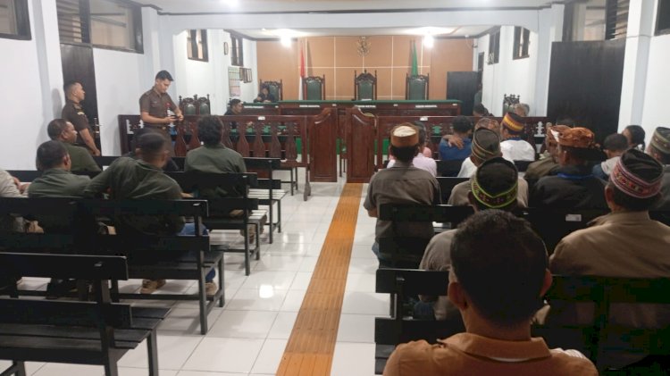 Anggota Polres Manggarai Laksanakan Pengamanan Sidang di Pengadilan Negeri Ruteng