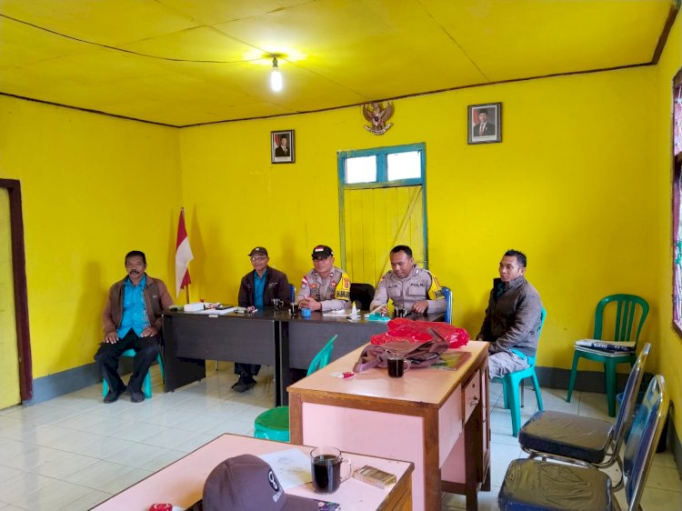Bhabinkamtibmas Polres Manggarai Laksanakan Patroli Dialogis dan Sambang di Kantor Desa Compang Namut
