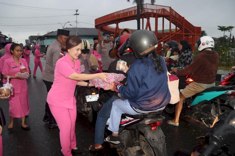 NTT Penuh Kasih, Ramadhan Penuh Berkah: Polres Manggarai Berbagi Takjil dan Buka Puasa Bersama