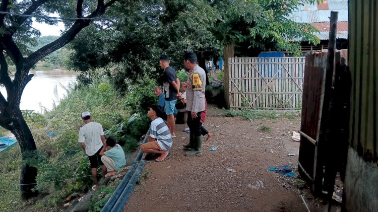 Bhabinkamtibmas Kelurahan Reo Laksanakan Patroli Antisipasi Cuaca Ekstrem di Bantaran Kali Wae Pesi