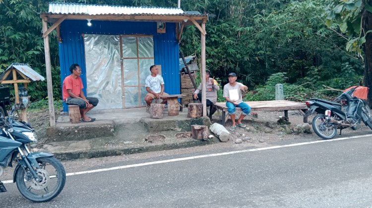 Bhabinkamtibmas Kelurahan Reo Laksanakan Patroli Antisipasi Cuaca Ekstrem di Bantaran Kali Wae Pesi