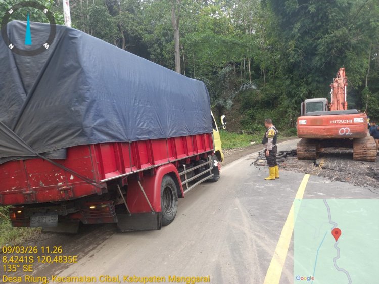 Gerak Cepat Bhabinkamtibmas Polsek Cibal Amankan Perbaikan Jalan Amblas di Jalur Rawuk KM 36