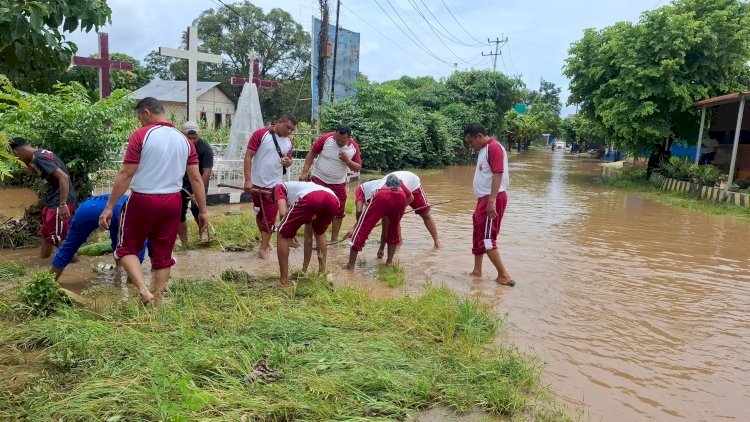 Ditpolairud Polda NTT Turun Tangan Bantu Warga Desa Bolok Bersihkan Rumah Usai Banjir*