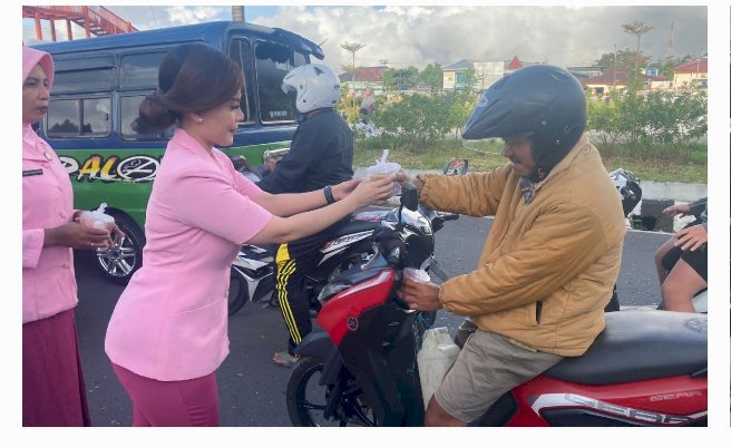 NTT Penuh Kasih di Bulan Suci Ramadhan, Polres Manggarai dan Bhayangkari Cabang Manggarai Berbagi Takjil