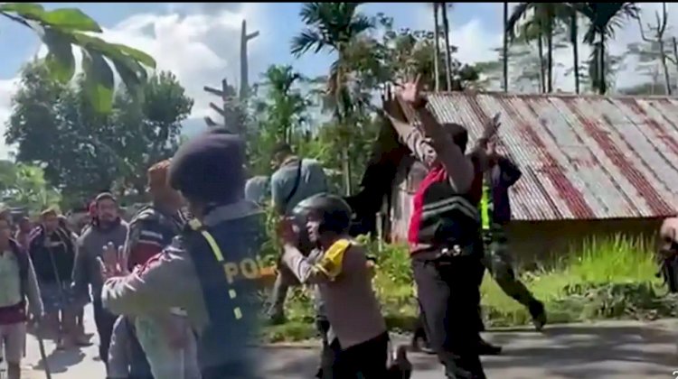 Bhabinkamtibmas Desa Bulan Rela Berlutut di Hadapan Warga Demi Cegah Pertumpahan Darah”