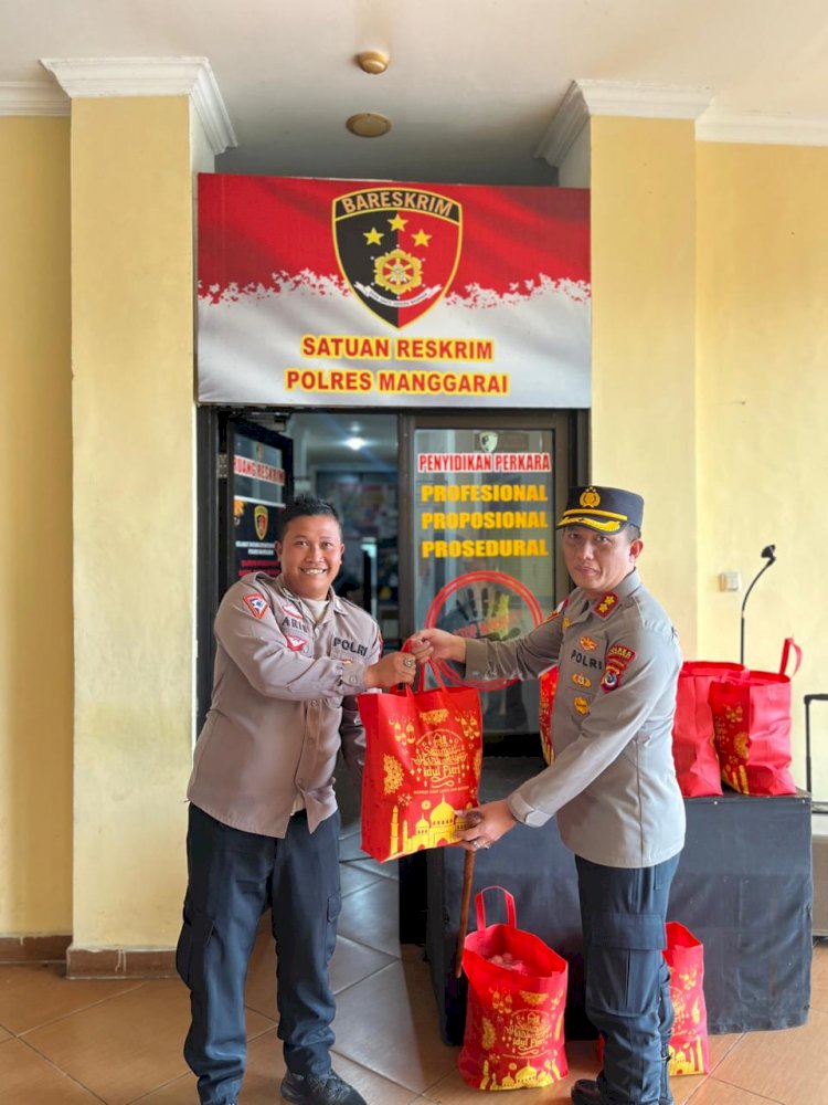 Kapolres Manggarai Bagikan Bingkisan kepada Personel yang Merayakan Idul Fitri dan Nyepi
