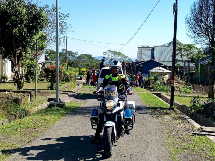 POLRES MANGGARAI MELAKSANAKAN PENGAMANAN DAN PENGAWALAN PROSESI TABLO JALAN SALIB STASI CAREP PAROKI KUMBA