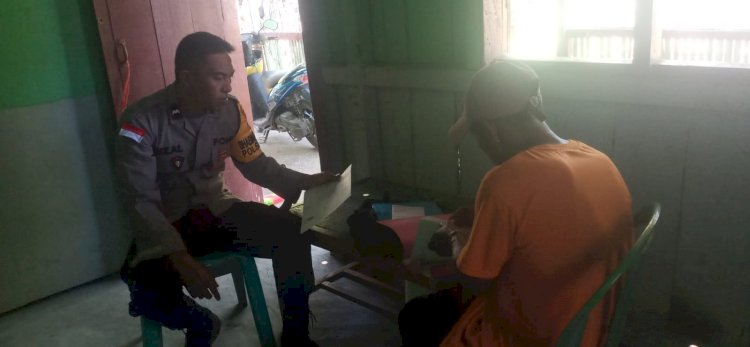 BHABINKAMTIBMAS KECAMATAN REOK MEMBANTU WARGA DALAM PELAYANAN KESEHATAN DAN AKTIVASI BPJS