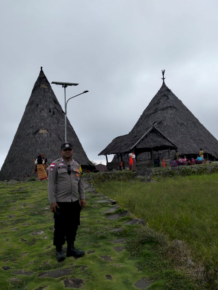 Bhabinkamtibmas Polres Manggarai Intensifkan Sambang dan Patroli Dialogis di Obyek Wisata Adat Niang Todo