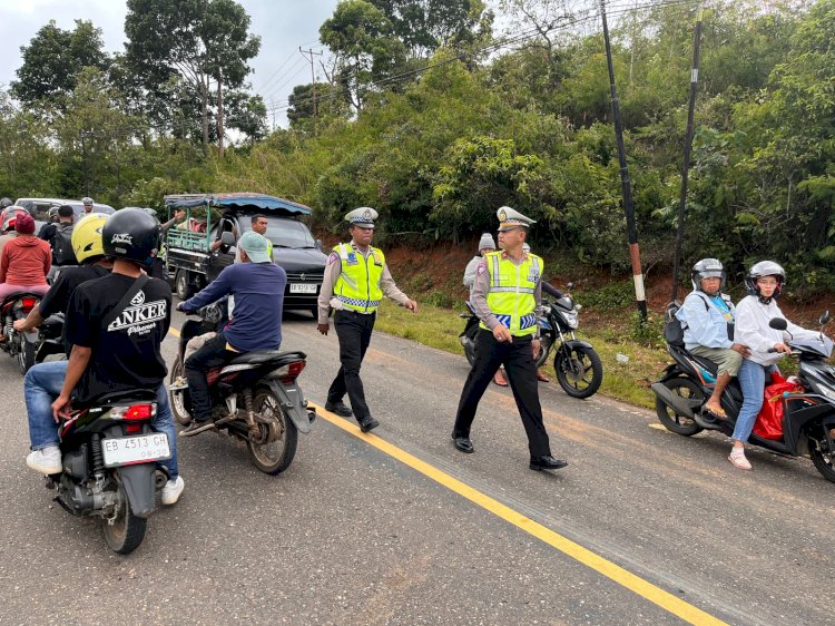 Respons Cepat unit Patwal Sat Lantas Polres Manggarai Urai Kemacetan di Jalur Labuan Bajo–Ruteng