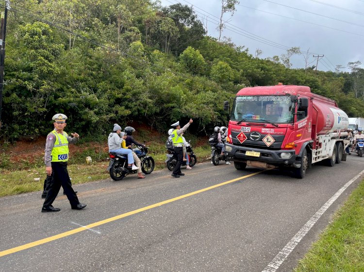 Respons Cepat unit Patwal Sat Lantas Polres Manggarai Urai Kemacetan di Jalur Labuan Bajo–Ruteng