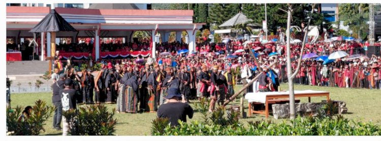 KAPOLRES MANGGARAI HADIRI IBADAH JUMAT AGUNG, RIBUAN UMAT NASRANI PADATI NATAS LABAR