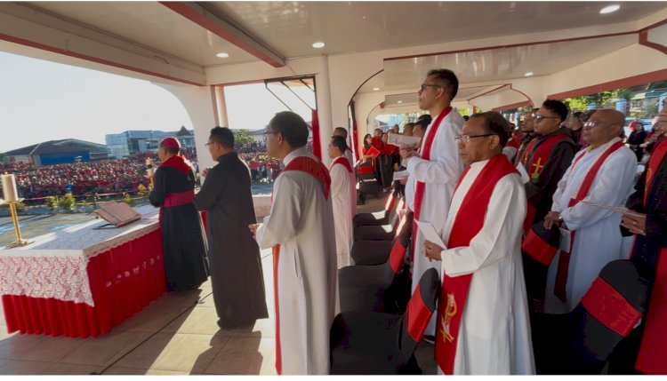 KAPOLRES MANGGARAI HADIRI IBADAH JUMAT AGUNG, RIBUAN UMAT NASRANI PADATI NATAS LABAR