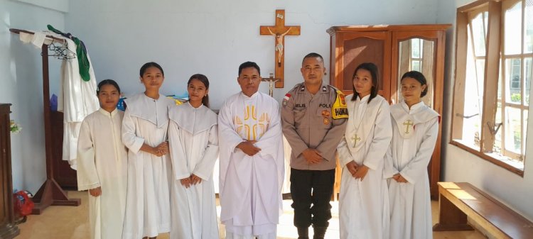 Bhabinkamtibmas Desa Buar Laksanakan Sambang dan Pengamanan Misa Paskah Kedua, Wujudkan Situasi Kondusif