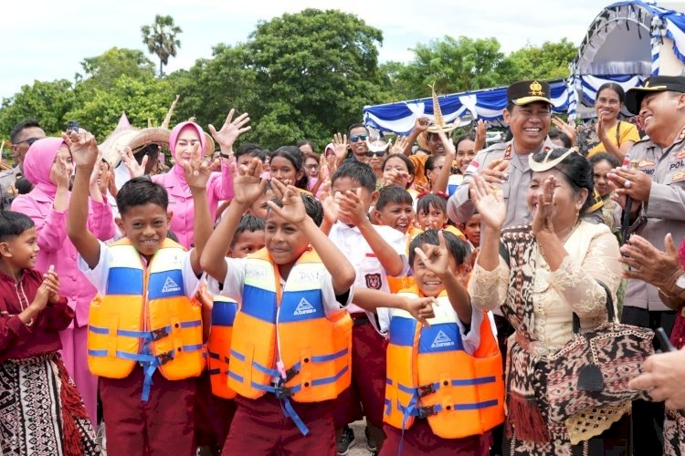 Kapolda NTT Serahkan Perahu dan Sembako untuk Anak Pesisir di Landu