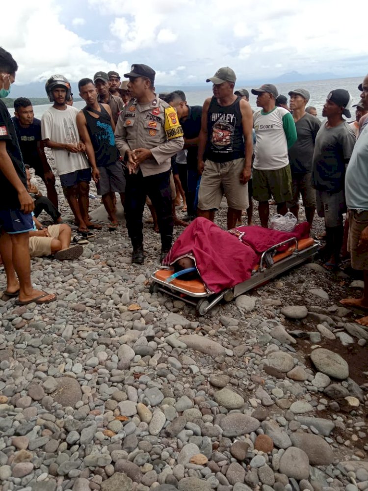 Polsek Satarmese Evakuasi Jasad Pria yang Tenggelam Saat Mencari Siput di Pantai Ndosor