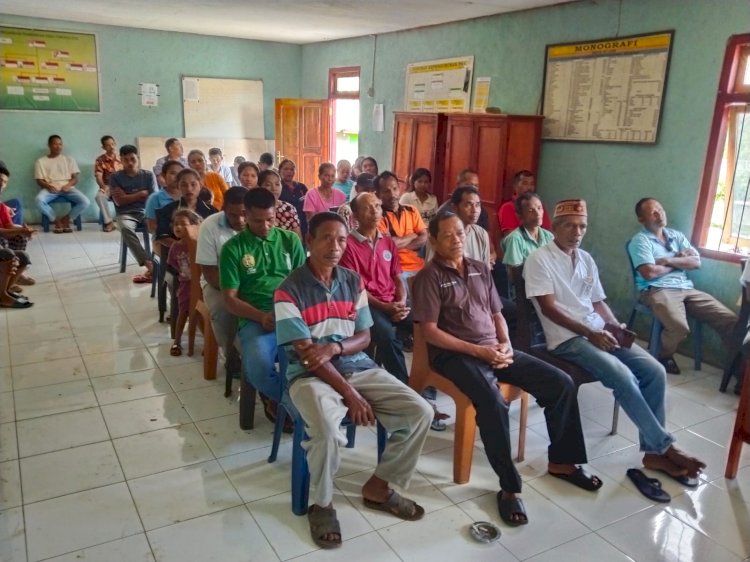 Bhabinkamtibmas Reok Barat Laksanakan Sambang dan Hadiri Rapat Kelembagaan Desa Torong Koe