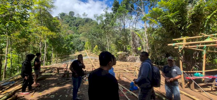 TIM BUSER POLRES MANGGARAI BONGKAR ARENA PERJUDIAN SABUNG AYAM DI KILO LIMA GOLOCURU