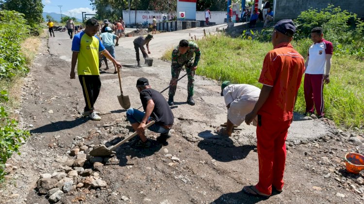 Polsek Satarmese Bersama TNI dan Masyarakat Gelar Kerja Bakti Perbaikan Jalan di Desa Iteng