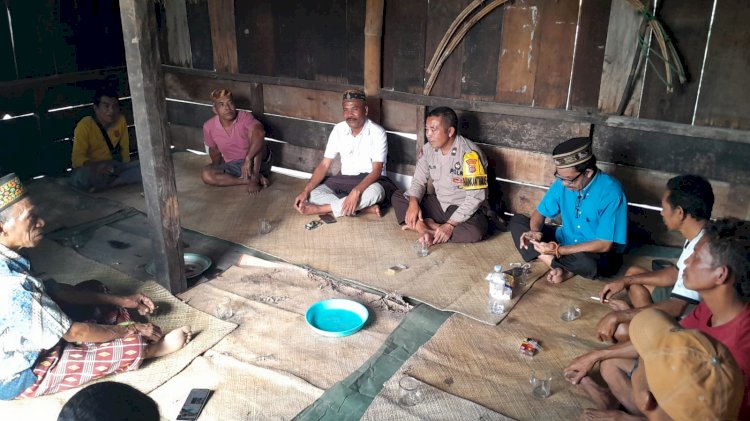 Bhabinkamtibmas Desa Buar Laksanakan Sambang Toko Adat, Perkuat Kamtibmas di Rahong Utara