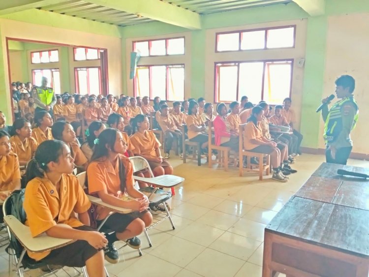 Police Goes To School Satlantas Polres Manggarai di SMKN 1 Wae Ri’i, Edukasi Tertib Berlalu Lintas Sejak Dini