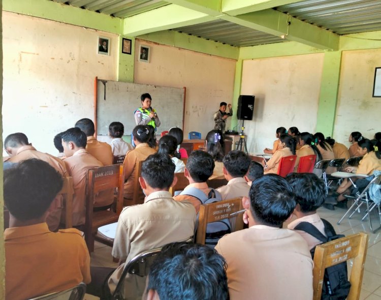 Police Goes To School Satlantas Polres Manggarai di SMKN 1 Wae Ri’i, Edukasi Tertib Berlalu Lintas Sejak Dini