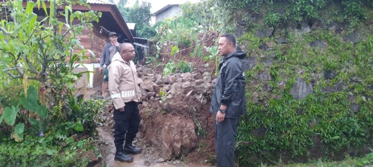 BHABINKAMTIBMAS POLRES MANGGARAI GERAK CEPAT TANGANI LONGSOR DI KELURAHAN TENDA, WARGA DIMINTA TINGKATKAN KEWASPADAAN