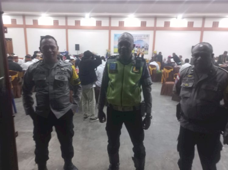 POLRI HADIR AMANKAN MISA KRISMA DAN PELANTIKAN PENGURUS PAROKI DI GEREJA ST. MIKHAEL KUMBA