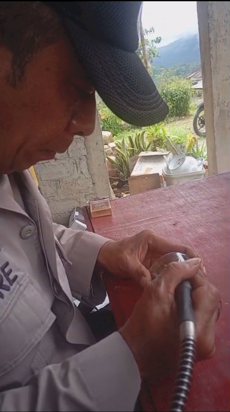 Dekati Hati Rakyat, Bhabinkamtibmas Polsek Lelak Gelar Aksi Sosial 