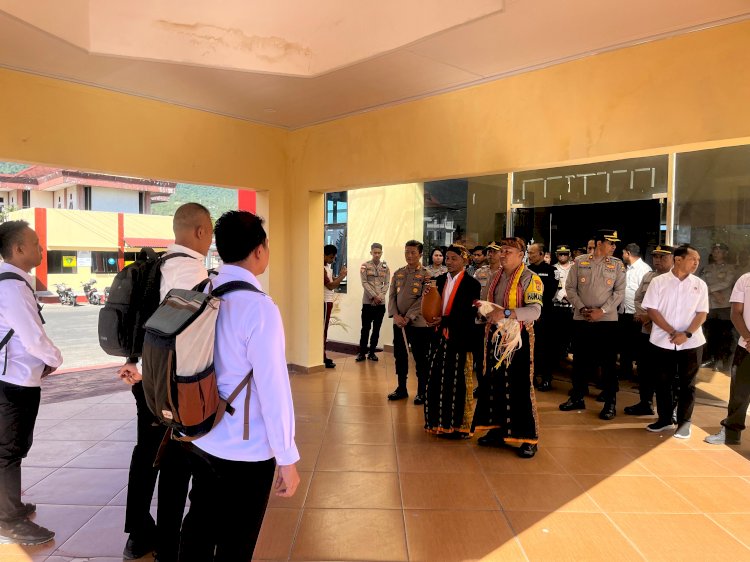Tradisi Adat Kepok, Tuak Curu, dan Manuk Kapu Sambut Tim Audit Kinerja Itwasda Polda NTT di Polres Manggarai
