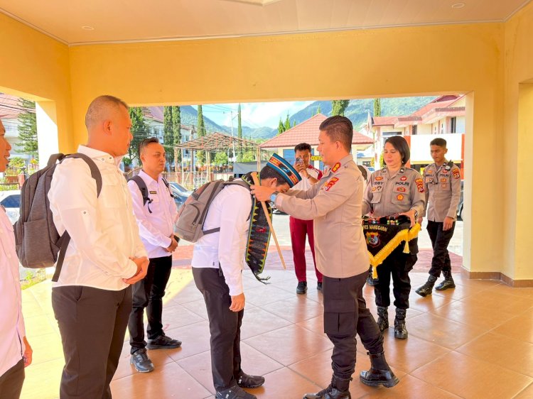 Tradisi Adat Kepok, Tuak Curu, dan Manuk Kapu Sambut Tim Audit Kinerja Itwasda Polda NTT di Polres Manggarai
