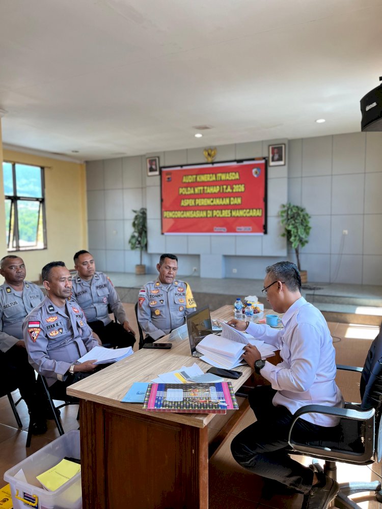 Tradisi Adat Kepok, Tuak Curu, dan Manuk Kapu Sambut Tim Audit Kinerja Itwasda Polda NTT di Polres Manggarai
