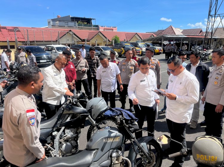 Tradisi Adat Kepok, Tuak Curu, dan Manuk Kapu Sambut Tim Audit Kinerja Itwasda Polda NTT di Polres Manggarai