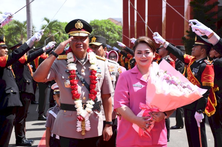 Haru dan Penuh Penghormatan, Kapolda NTT Pimpin Tradisi Pedang Pora Pelepasan Brigjen Pol Baskoro Tri Prabowo Haru dan Penuh Penghormatan, Kapolda NTT Pimpin Tradisi Pedang Pora Pelepasan Brigjen Pol Baskoro Tri Prabowo