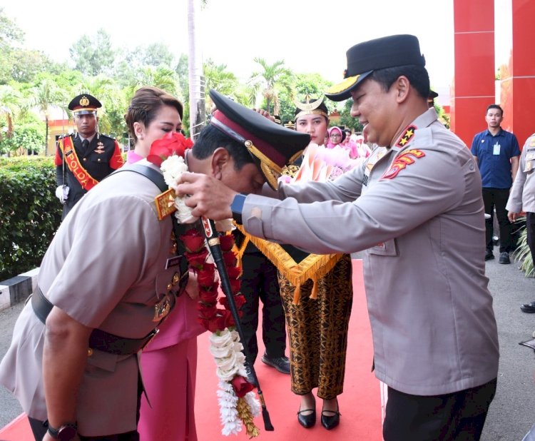 Haru dan Penuh Penghormatan, Kapolda NTT Pimpin Tradisi Pedang Pora Pelepasan Brigjen Pol Baskoro Tri Prabowo Haru dan Penuh Penghormatan, Kapolda NTT Pimpin Tradisi Pedang Pora Pelepasan Brigjen Pol Baskoro Tri Prabowo