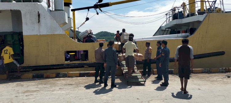 KP3 LAUT REO LAKSANAKAN PENGAMANAN KEDATANGAN KAPAL PENUMPANG KM MALOLI DI PELABUHAN REO