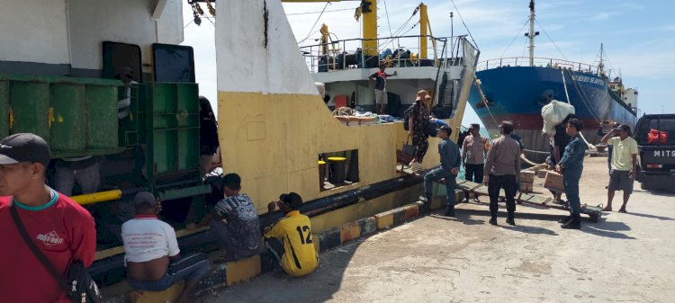 KP3 LAUT REO LAKSANAKAN PENGAMANAN KEDATANGAN KAPAL PENUMPANG KM MALOLI DI PELABUHAN REO
